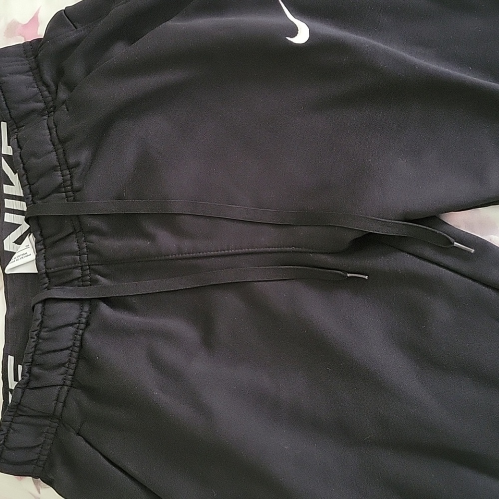 Nike sportswear therma fit sweatpants for kids(14 -16) years old
